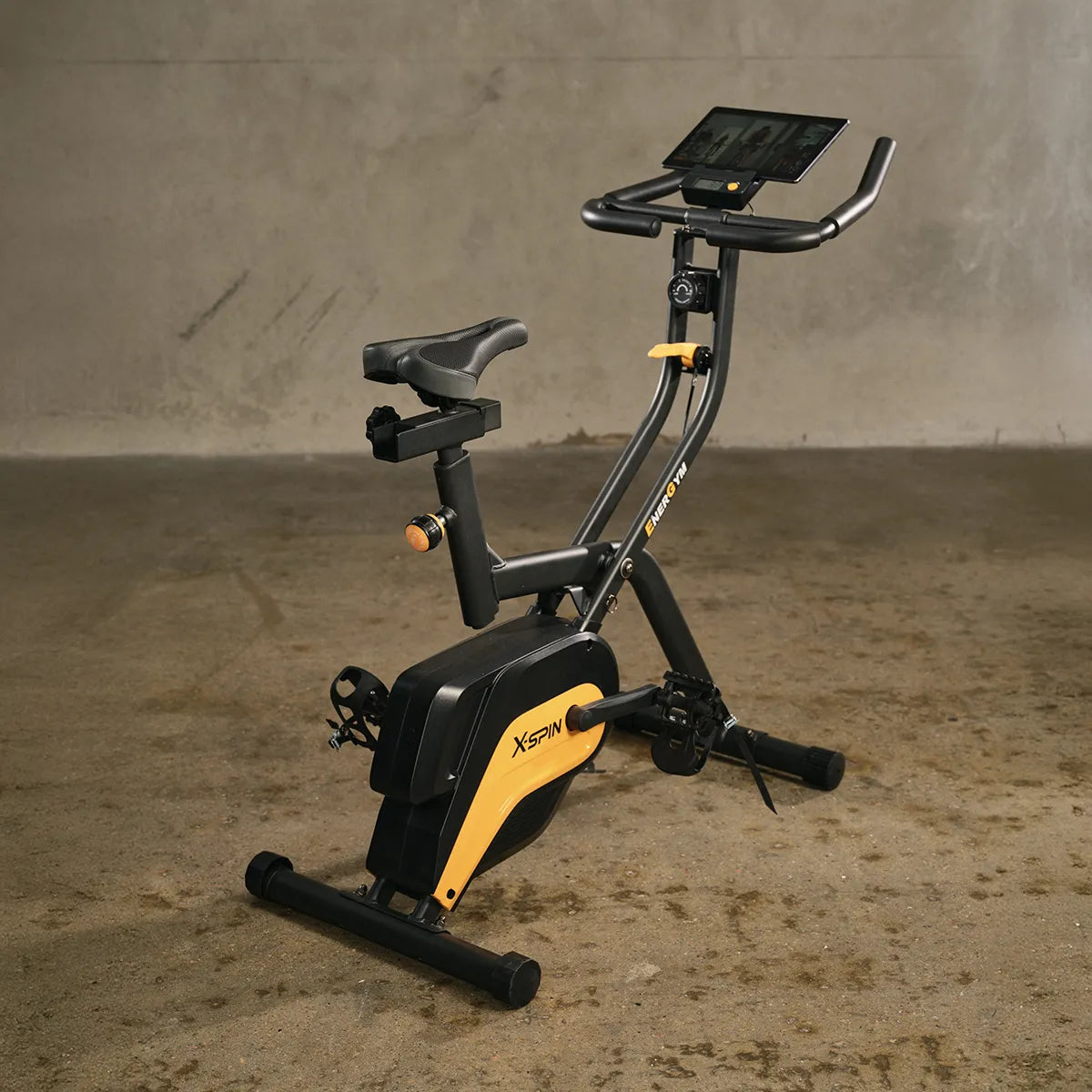 Energym X-SPIN 折りたたみ式スピンバイク 斜め前