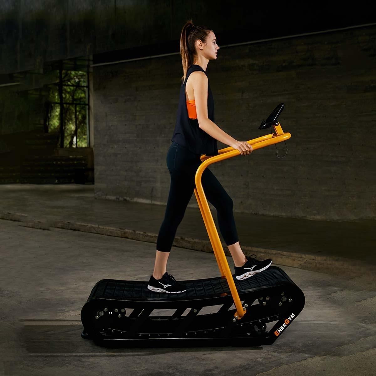 EnerGym TANK 自走式トレッドミル ウォーキング使用例
